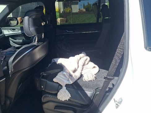 Used 2022 Jeep Grand Cherokee L Overland w/ Luxury Tech Group IV AWD/4WD image 9