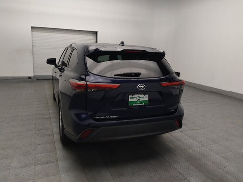 Used 2021 Toyota Highlander LE FWD image 6