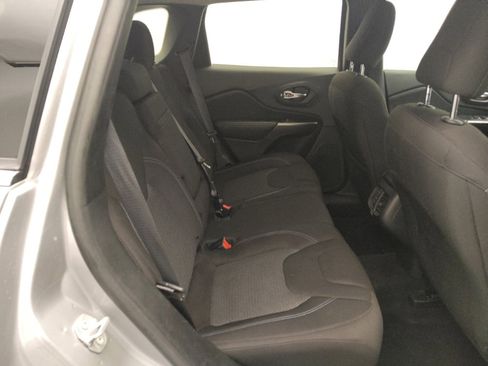 Used 2019 Jeep Cherokee Latitude w/ Popular Appearance Group FWD image 19