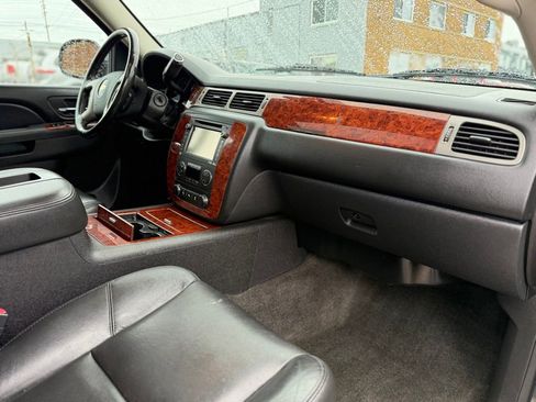 Used 2013 Chevrolet Avalanche LTZ AWD/4WD image 27