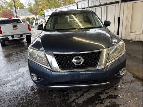 Used 2015 Nissan Pathfinder SV image 2