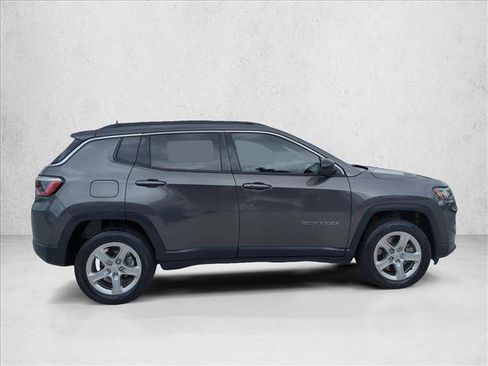 Used 2023 Jeep Compass Latitude AWD/4WD image 4
