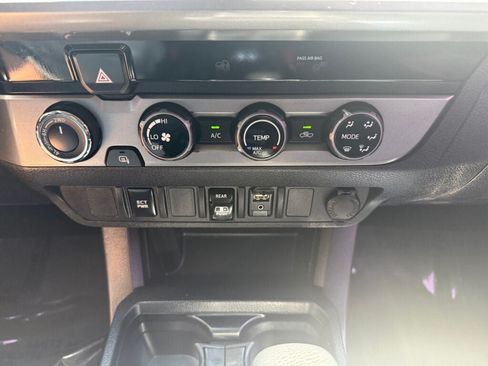 Used 2018 Toyota Tacoma SR5 AWD/4WD image 18