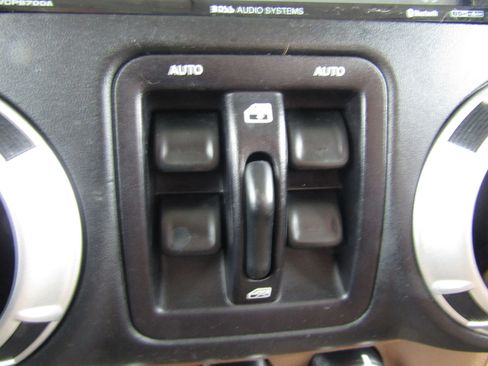 Used 2016 Jeep Wrangler Unlimited Sahara w/ Connectivity Group image 27