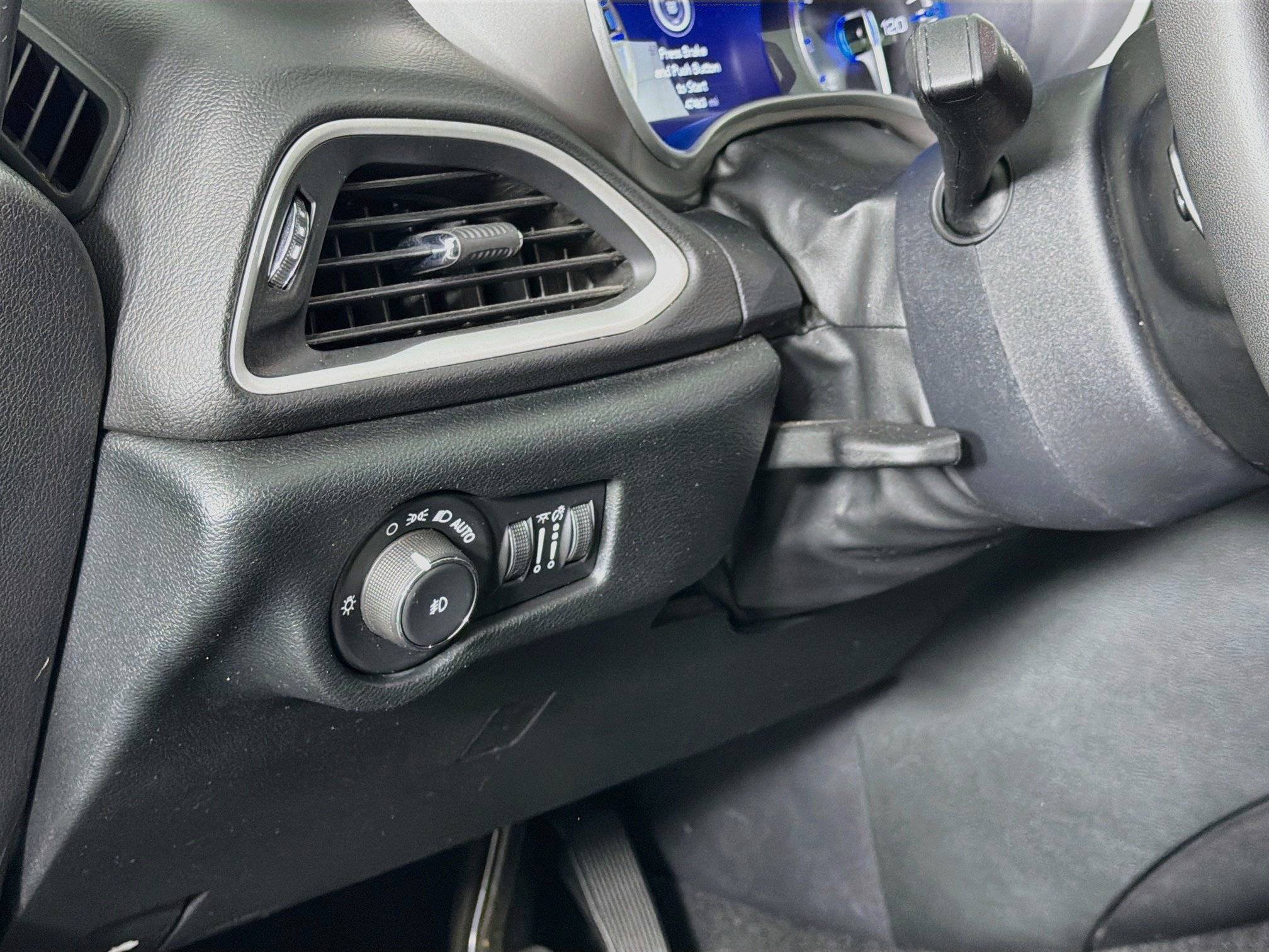 Used 2025 Chrysler Pacifica Select FWD image 17