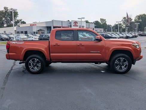 Used 2018 Toyota Tacoma TRD Sport AWD/4WD image 8