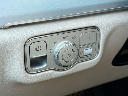 Used 2023 Mercedes-Benz GLS 450 4MATIC image 11