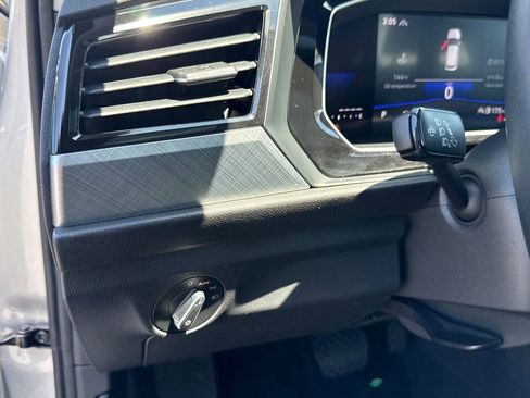 Used 2022 Volkswagen Jetta SE w/ Panoramic Sunroof Package FWD image 21