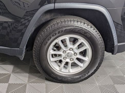 Used 2019 Jeep Grand Cherokee Laredo RWD image 8
