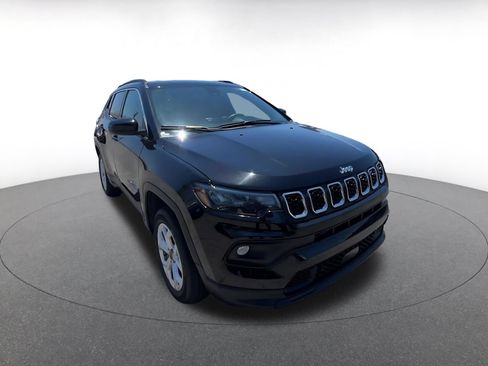 Used 2025 Jeep Compass Latitude AWD/4WD image 2