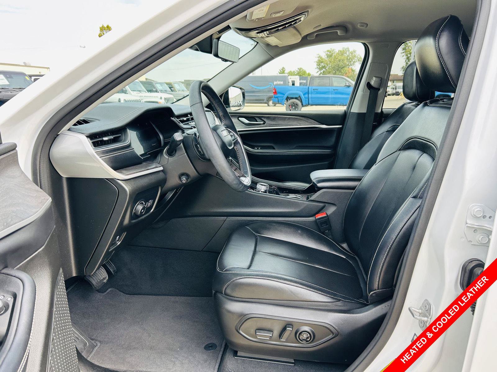Used 2023 Jeep Grand Cherokee L Limited w/ Luxury Tech Group II AWD/4WD image 3
