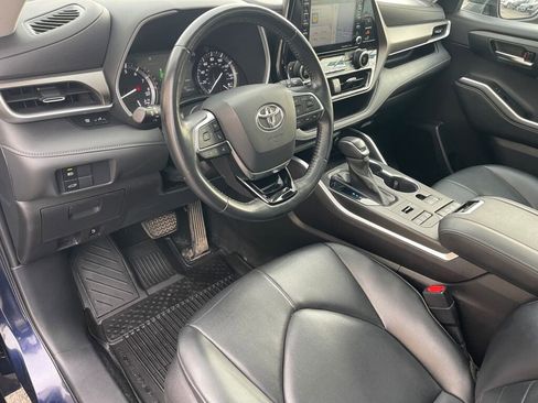 Used 2021 Toyota Highlander XLE AWD/4WD image 5