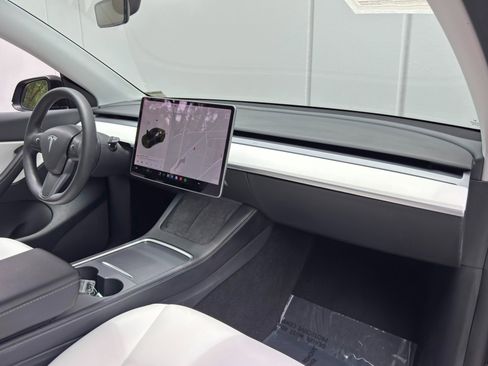 Used 2021 Tesla Model Y Long Range AWD/4WD image 13