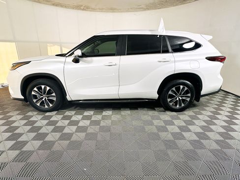 Used 2024 Toyota Highlander XLE FWD image 6