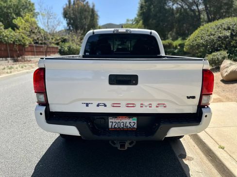 Used 2019 Toyota Tacoma TRD Off-Road w/ Technology Package image 6