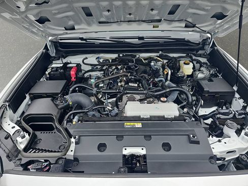 Used 2025 Toyota Tacoma TRD Sport AWD/4WD image 32