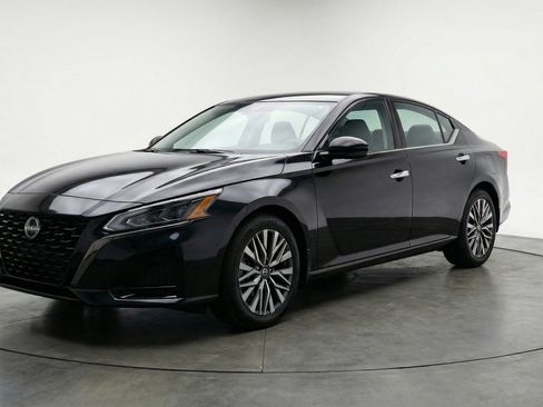 Used 2025 Nissan Altima 2.5 SV image 3