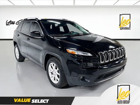 Used 2017 Jeep Cherokee Latitude w/ Cold Weather Group FWD image 3