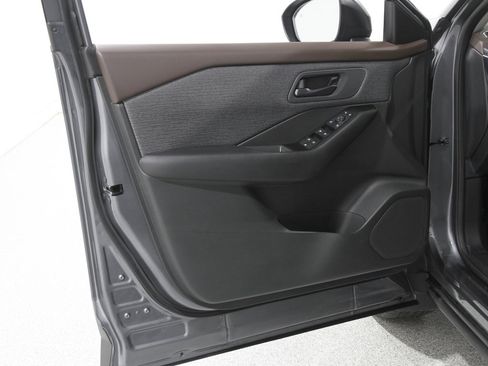 Used 2023 Nissan Rogue S image 4