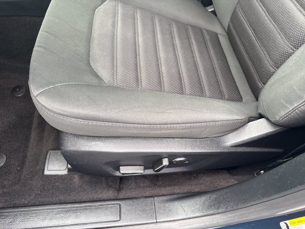 Used 2020 Ford Fusion SE FWD image 11