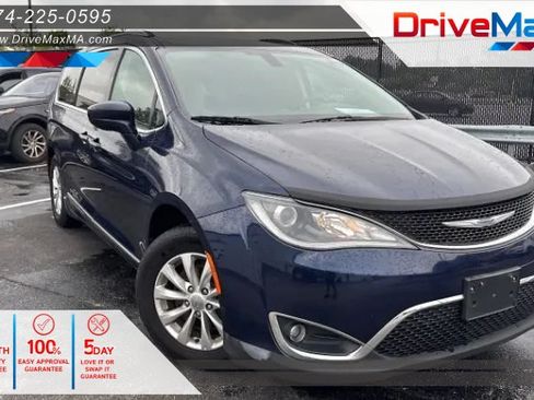 Used 2019 Chrysler Pacifica Touring-L FWD image 1