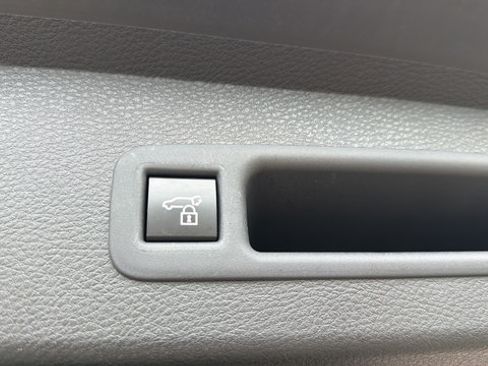 Used 2025 Toyota Sienna Platinum AWD/4WD image 43