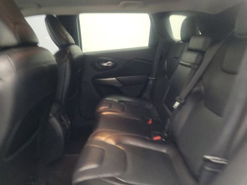 Used 2019 Jeep Cherokee Limited image 18