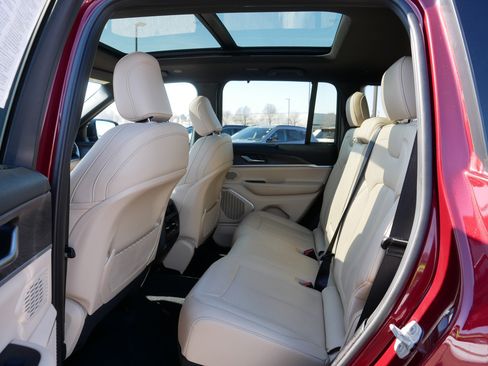 Used 2025 Jeep Grand Cherokee Limited w/ Luxury Tech Group II image 36