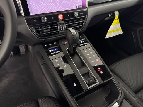 Certified 2026 Porsche Macan AWD/4WD image 27