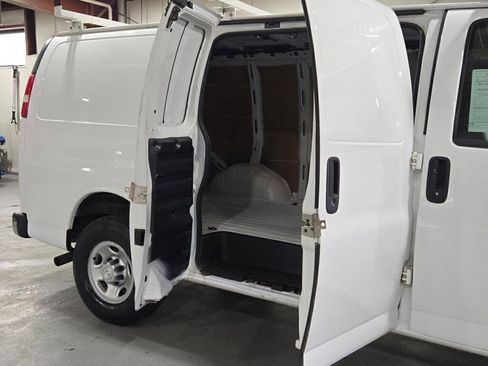 Used 2017 Chevrolet Express 3500 image 11