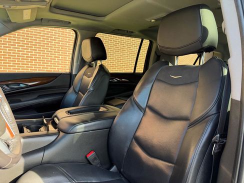 Used 2020 Cadillac Escalade ESV Luxury w/ Escalade Sport Edition AWD/4WD image 18