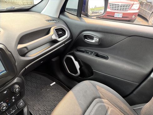 Used 2018 Jeep Renegade Latitude AWD/4WD image 24