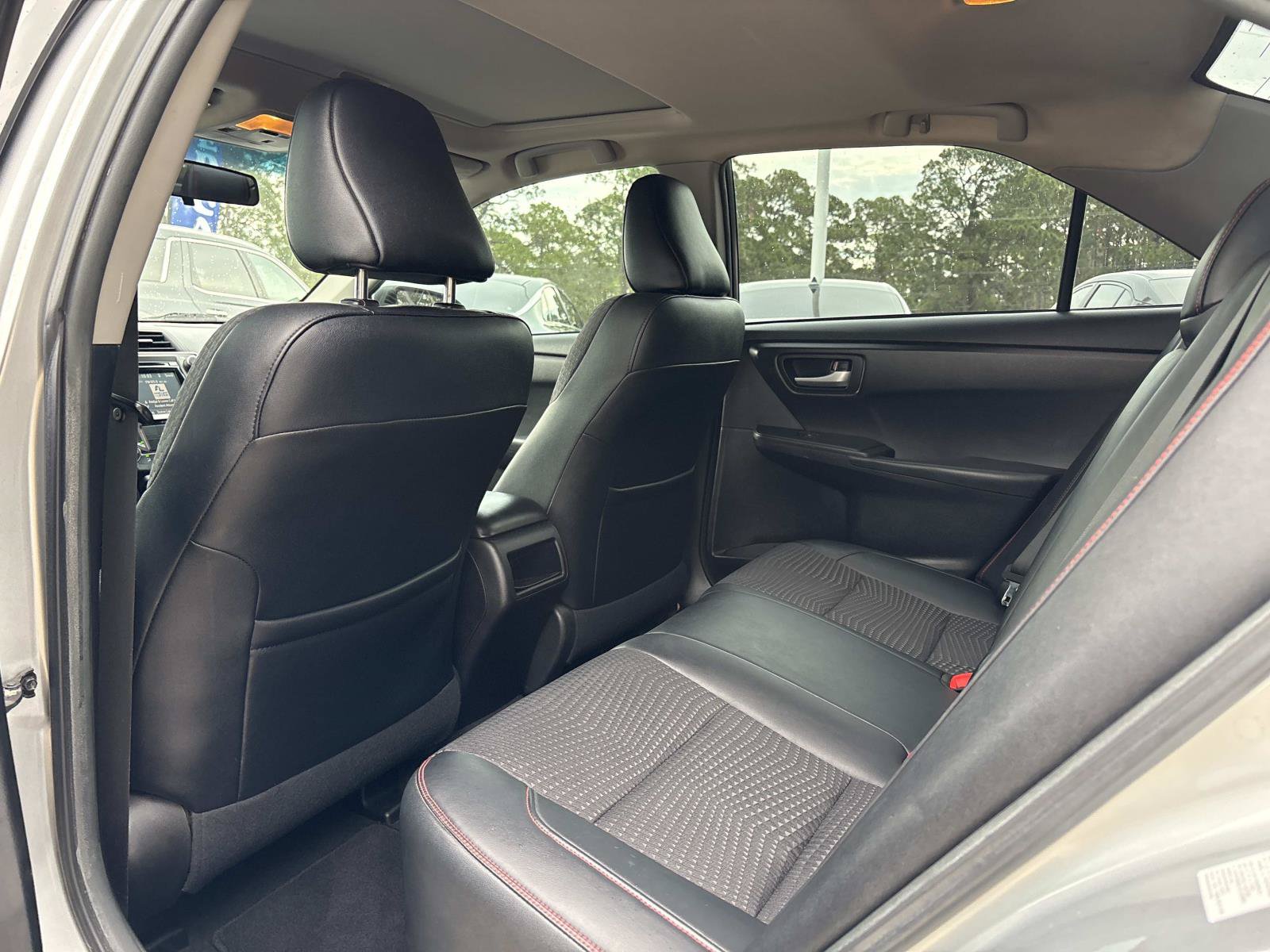 Used 2015 Toyota Camry SE w/ Moonroof Package FWD image 15