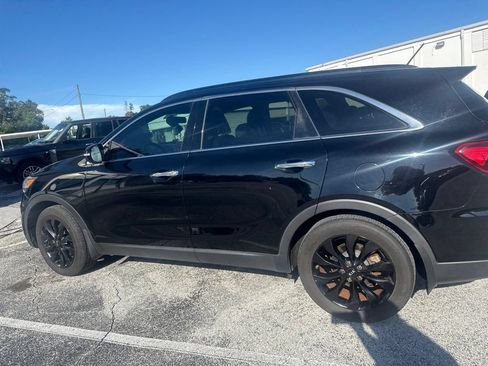Used 2019 Kia Sorento S FWD image 2