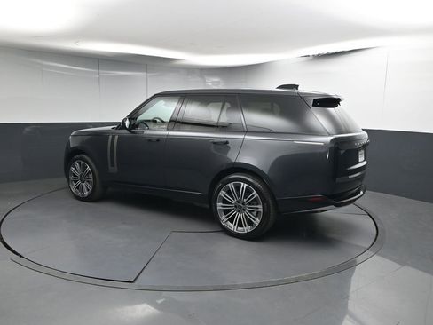 Used 2025 Land Rover Range Rover SE image 3