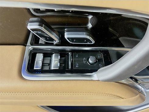 New 2025 Land Rover Range Rover Long Wheelbase SE image 19