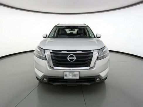 Used 2025 Nissan Pathfinder SV image 2