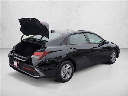 New 2026 Hyundai Elantra SE FWD image 2