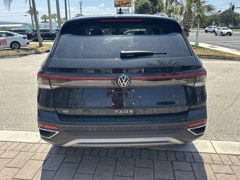 New 2026 Volkswagen Taos SE FWD image 8