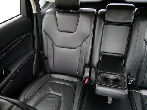 Used 2019 Ford Edge Titanium FWD image 12