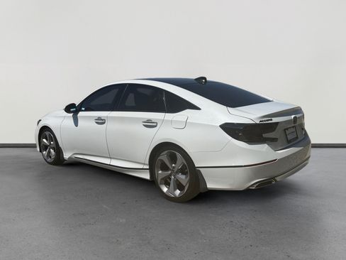 Used 2018 Honda Accord Touring image 3