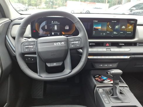New 2027 Kia Seltos LX FWD image 11