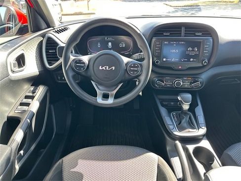 Used 2023 Kia Soul LX w/ LX Technology Package image 10