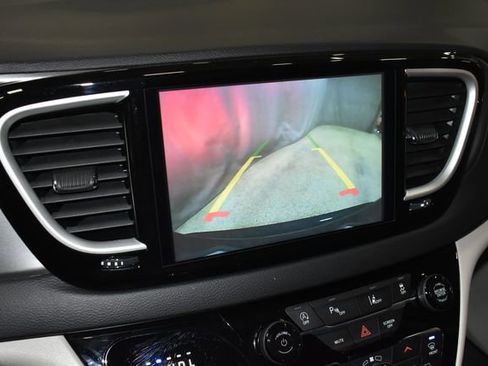 Used 2022 Chrysler Pacifica Touring-L image 15