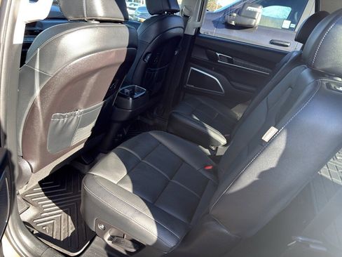 Used 2025 Kia Telluride EX w/ EX Captain's Chair Package image 16