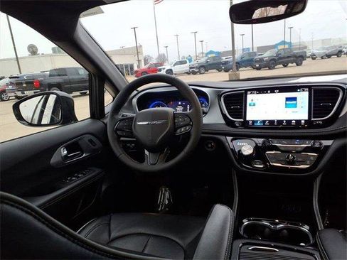 Used 2025 Chrysler Pacifica Limited image 10