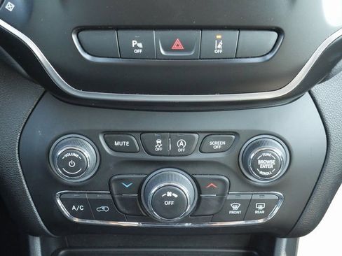 Used 2021 Jeep Cherokee Latitude Plus image 21