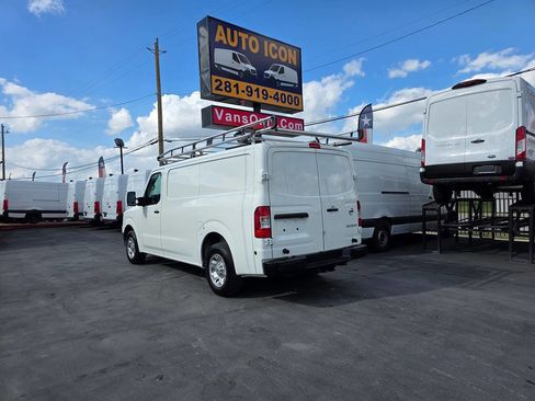 Used 2021 Nissan NV 3500 SV image 2