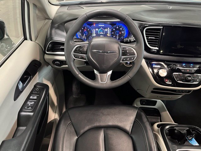 Used 2024 Chrysler Pacifica Touring-L FWD image 16