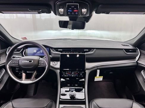 New 2025 Jeep Grand Cherokee Limited w/ Luxury Tech Group II image 24